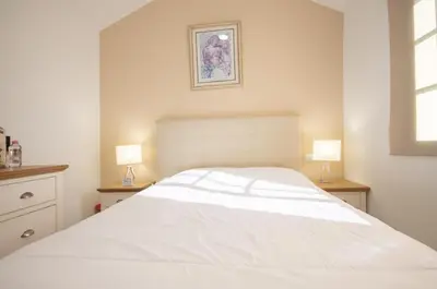 Cama o camas de una habitación en Charming bungalow with private garden