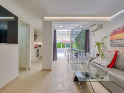 Una televisión o centro de entretenimiento en Sonemar Suites Sonnenland