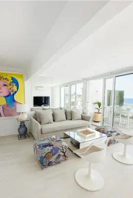 Una televisión o centro de entretenimiento en MY SEA VIEW HOLIDAY APARTMENT