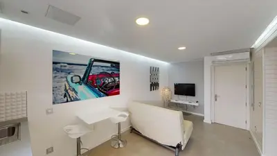 Una televisión o centro de entretenimiento en Modern Designer Apartment