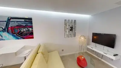 Una televisión o centro de entretenimiento en Modern Designer Apartment