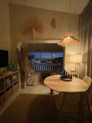 Un balcón o terraza de Boho style bungalow with ocean view