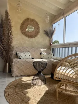Zona de estar de Boho style bungalow with ocean view