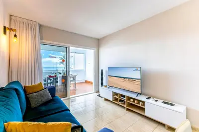 Una televisión o centro de entretenimiento en Apartment Aida 202 by VillaGranCanaria