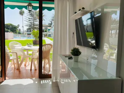 Una televisión o centro de entretenimiento en Apartamentos Los Balandros by SunHousesCanarias