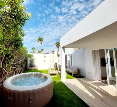 Jardín al aire libre en Bungalow de diseño hidromasajes terraza y piscina.