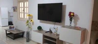 Una televisión o centro de entretenimiento en LA CASITA VECINDARIO