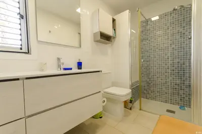 Un baño de Holiday apartment with direct sea promenade access