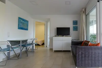 Una televisión o centro de entretenimiento en Holiday apartment with direct sea promenade access