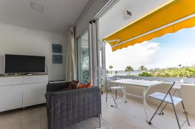 Una televisión o centro de entretenimiento en Holiday apartment with direct sea promenade access