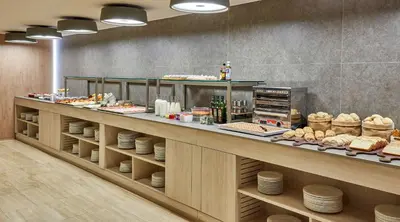 Comida en o cerca de este hotel