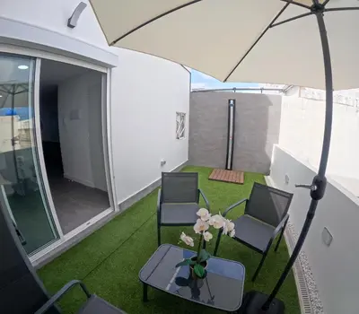 Un patio o zona al aire libre en Violeta Suite