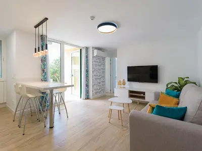 Una televisión o centro de entretenimiento en Olas Suites Playa del Ingles