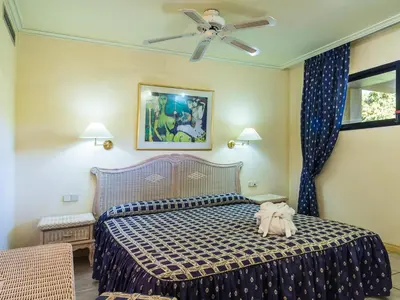 Cama o camas de una habitación en Apartamentos BlueBay Beach Club