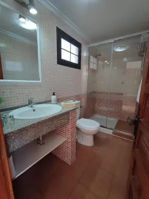 Un baño de Bungalow Santa Fe bien ubicado