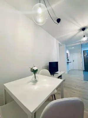 Una televisión o centro de entretenimiento en Acogedor y cómodo apartamento con piscina