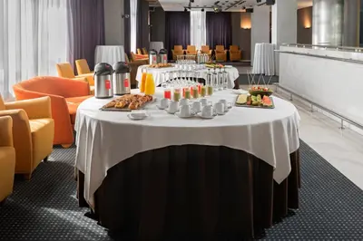 Comida en o cerca de este hotel