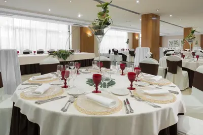 Un restaurante o sitio para comer en Elba Vecindario Aeropuerto Business & Convention Hotel