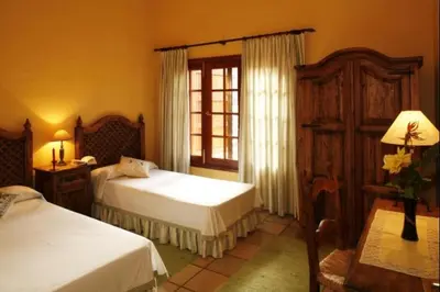 Cama o camas de una habitación en Vivelorural Casa rural Las Rosas con piscina