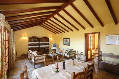 Zona de estar de Vivelorural Casa rural Las Rosas con piscina