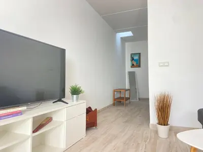 Una televisión o centro de entretenimiento en Casita Estrella con entrada independiente y patio