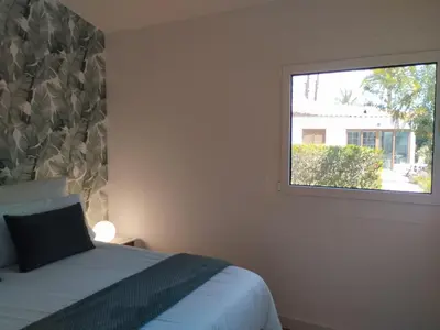 Plano de Bungalow tropical con piscina y aire acondicionado