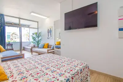 Una televisión o centro de entretenimiento en ABC - Apartment Beach & City + Balcony 6m2