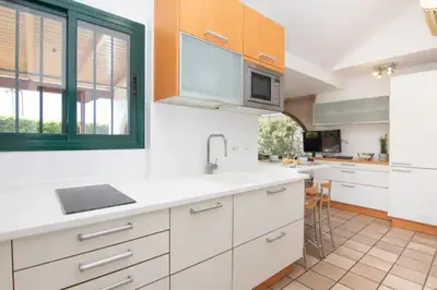 Una cocina o zona de cocina en Deluxe Las Palomas - by Gestión Vacacional Canarias