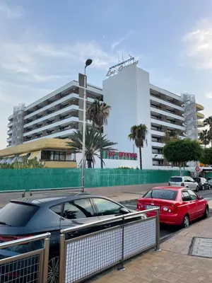 Edificio en el que se encuentra el apartahotel