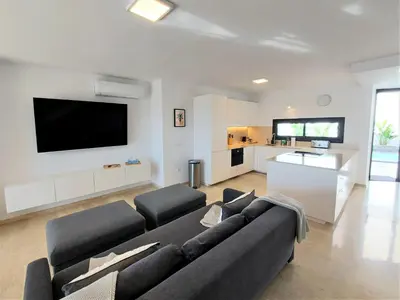 Una televisión o centro de entretenimiento en Villa Playa Amadores - Luxury villa with heated pool
