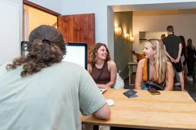 Clientes alojados en Compass House