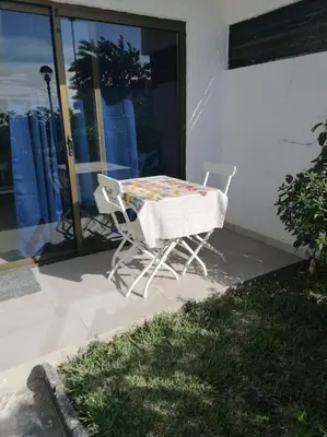 Un patio o zona al aire libre en Quiet & Bright Apartment with private garden