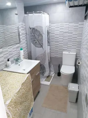 Un baño de Quiet & Bright Apartment with private garden