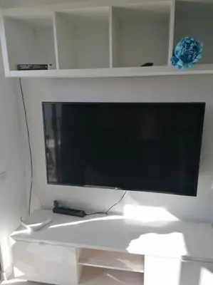Una televisión o centro de entretenimiento en Quiet & Bright Apartment with private garden