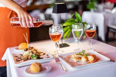Comida en o cerca de este apartahotel