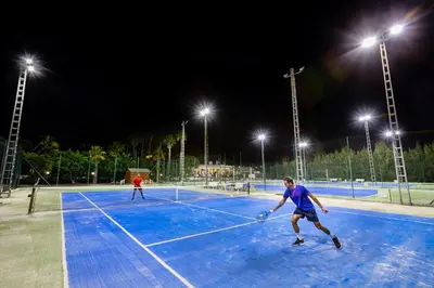 Instalaciones para jugar a tenis o squash en MUR Bungalows Parque Romantico o alrededores