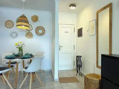 Una televisión o centro de entretenimiento en Las Olas DM cozy 2-bedrooms apartment