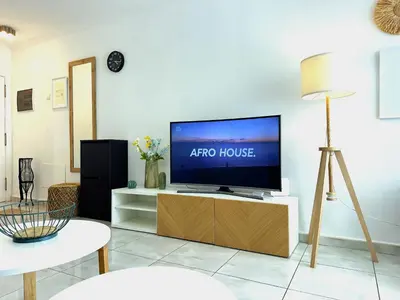 Una televisión o centro de entretenimiento en Las Olas DM cozy 2-bedrooms apartment