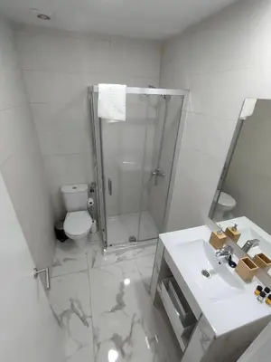 Un baño de HOLA SUITE