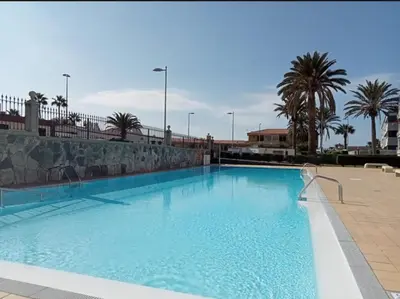 Piscina en o cerca de Apartment with large terrace, 10 meters from Playa de las Burras
