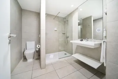 Un baño de Akeah Broncemar