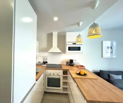Una cocina o zona de cocina en Timeless clock Apartment