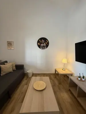 Una televisión o centro de entretenimiento en Casas La Aldea Suites Plaza
