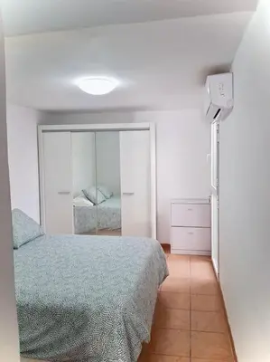 Cama o camas de una habitación en Cozy Apartment With Garden