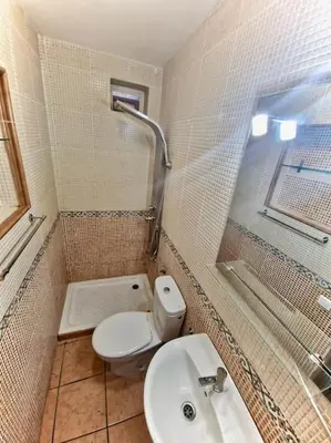 Un baño de Cozy Apartment With Garden