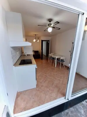 Una cocina o zona de cocina en Cozy Apartment With Garden