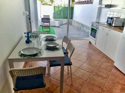 Una cocina o zona de cocina en Cozy Apartment With Garden