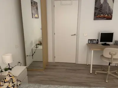 Una televisión o centro de entretenimiento en CoLiving El Toro