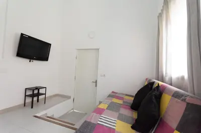 Una televisión o centro de entretenimiento en Piso Reformado