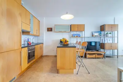Una cocina o zona de cocina en Ocean & Auditorium Views